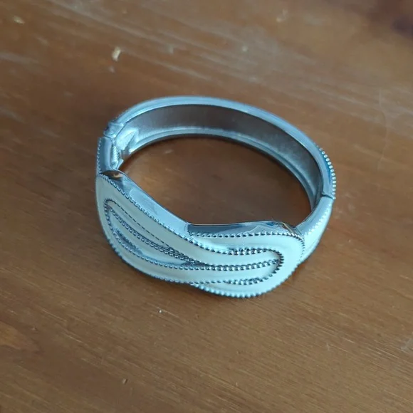 Cream Bangle 2.5 inches in Diameter - Picture 1 of 5